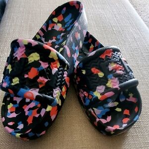 Hunter multi colored slides, size 6